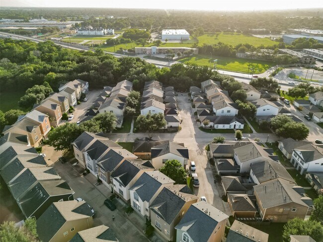 Building Photo - 3308 Clearview Cir