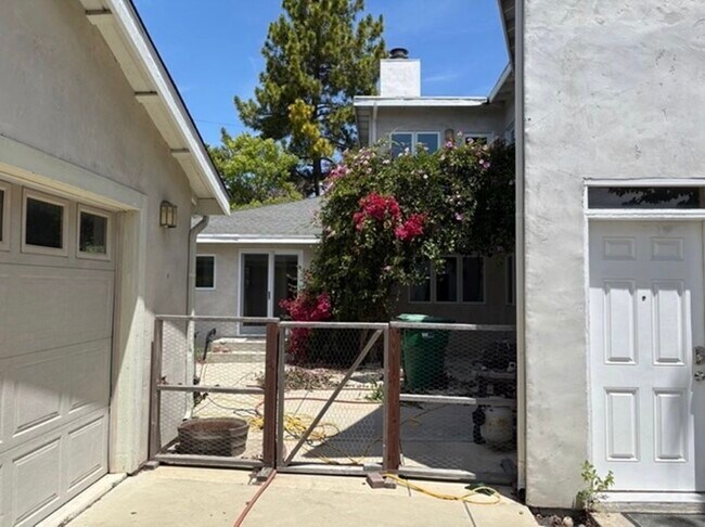 Building Photo - 1646 Maple Ave