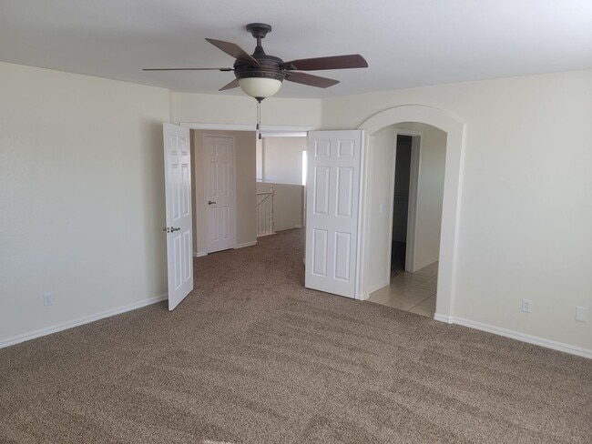 Building Photo - Spacious 5 bed 2.5 bath 2 story home with ...