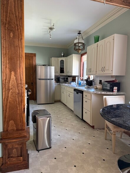 Building Photo - 519 E Monroe St