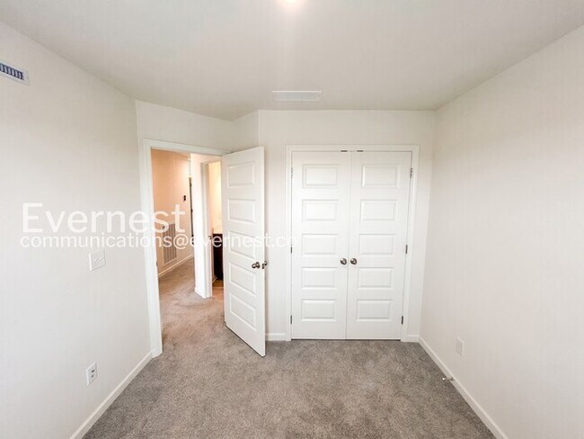 Building Photo - 3 Bed/2.5 Bath Townhome with Garage / Pet-Friendly / Available Now!