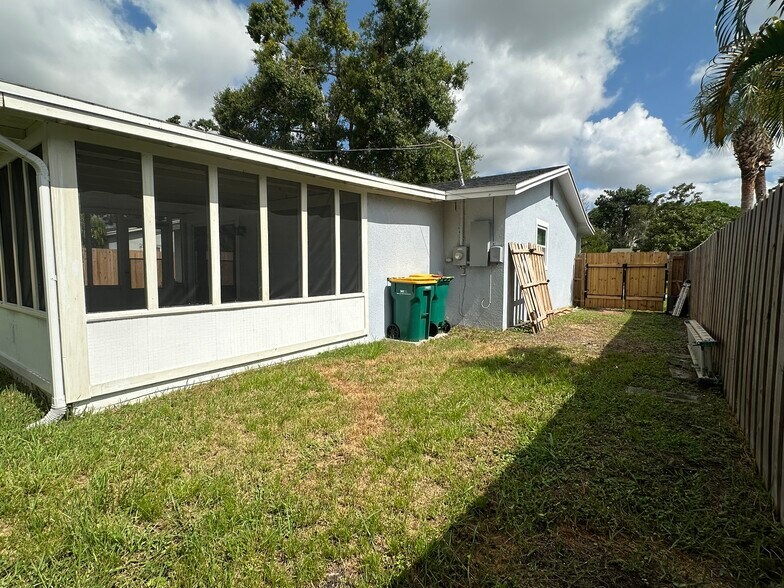 Building Photo - 5932 McKee Lake Dr N