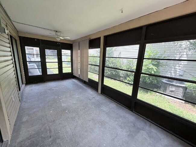 Building Photo - "Charming 3-Bedroom Home with 2 Full Baths in Prime Lakeland Location!"