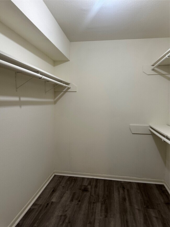 Building Photo - 17401 Red Oak Dr