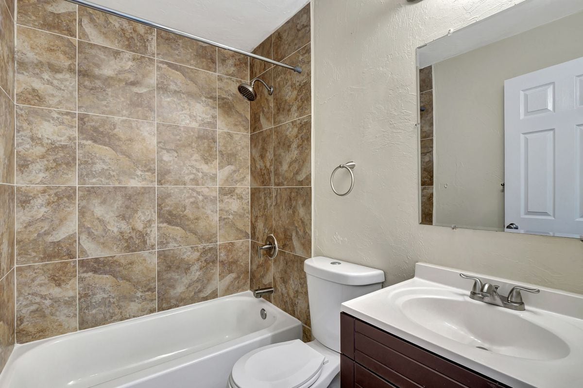 Building Photo - 706 111th Ave N