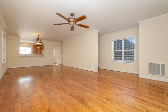 Building Photo - AVAILABLE TO SHOW!