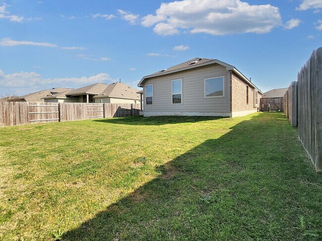 Building Photo - Beautiful One Level 3 BR / 2 BA Home for R...