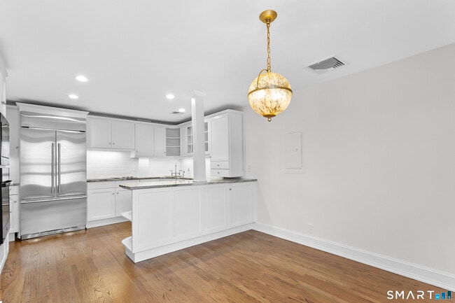 Building Photo - 249 Main St