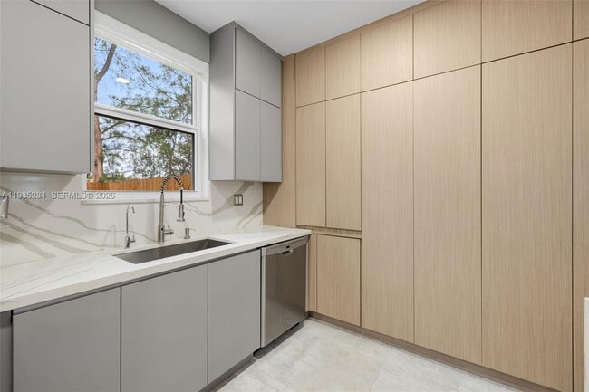 Building Photo - 7852 NW 116 Pl