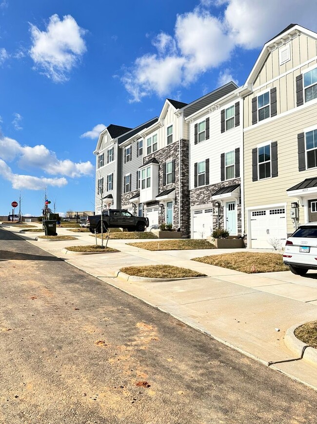 Building Photo - 4023 Purple Flora Bnd