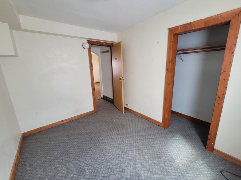 Building Photo - 1115 6th St E