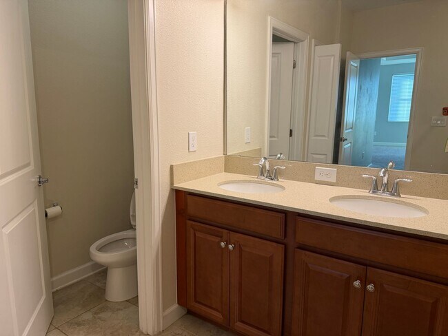 Building Photo - 4 Bed 3.5 Bath townhouse for rent in storey lake