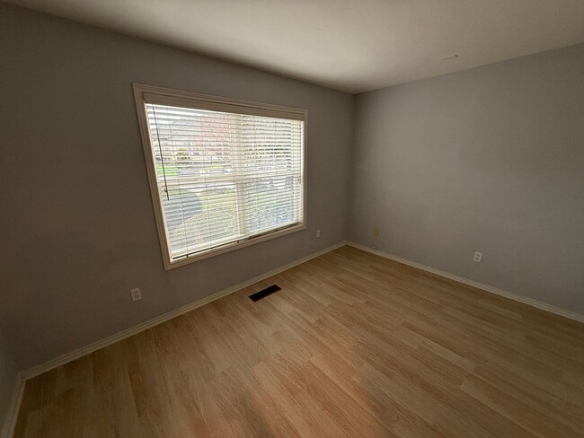 Building Photo - Three Bedroom Home in the Cinnamonwood Est...