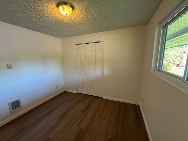 Building Photo - 3 Bedroom House in Waldport!
