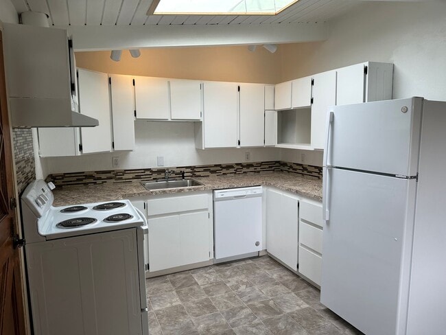 Building Photo - Beautifully updated 2 bedroom 1 bath home ...