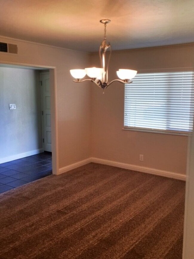 Building Photo - 1657 W Ellery Way