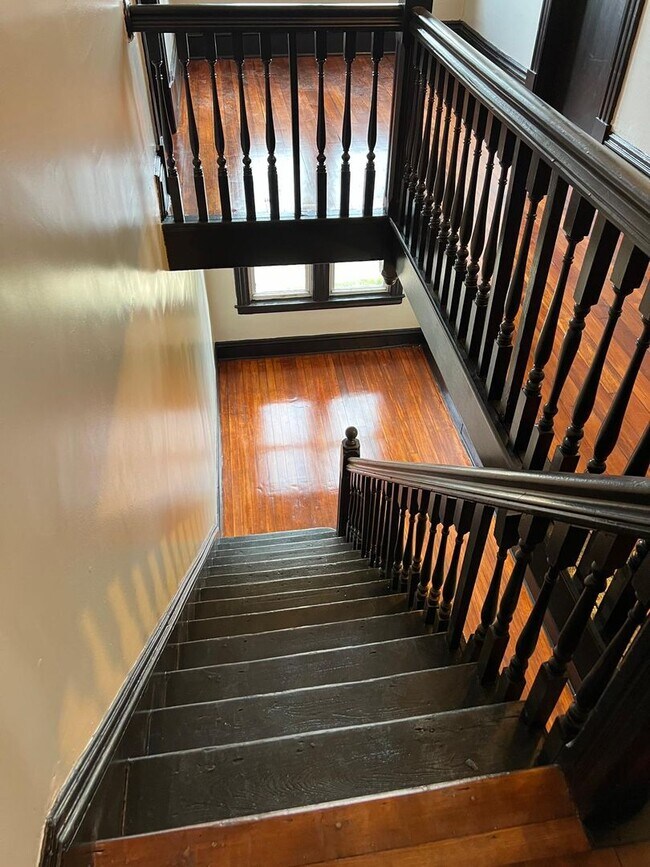 Building Photo - Newly Renovated 3 Bedroom Section 8 are We...