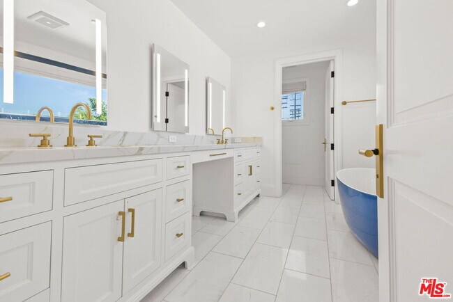 Building Photo - 1153 S Clark Dr