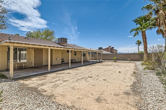 Building Photo - 924 Clubview Dr