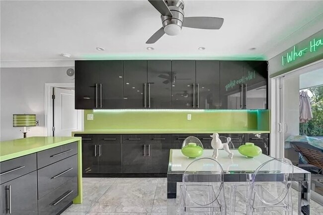 Building Photo - 2830 NE 55th St