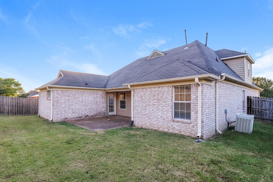 Building Photo - 10279 Green Moss Dr S