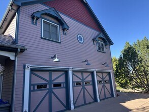 Building Photo - Carriage House