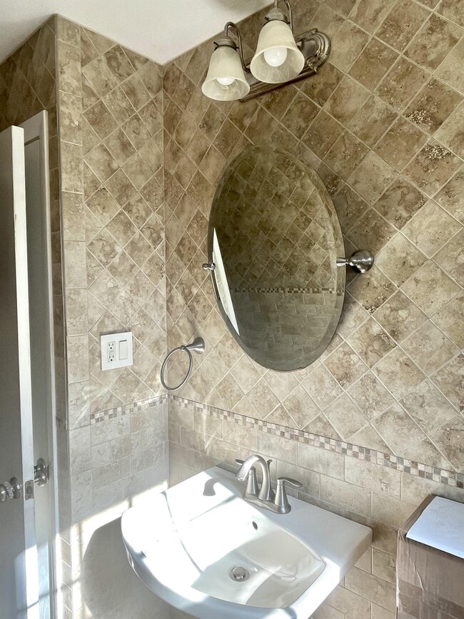 Building Photo - 385 Hartford Ave