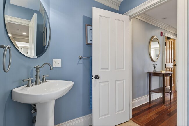 Building Photo - 7 Islington St