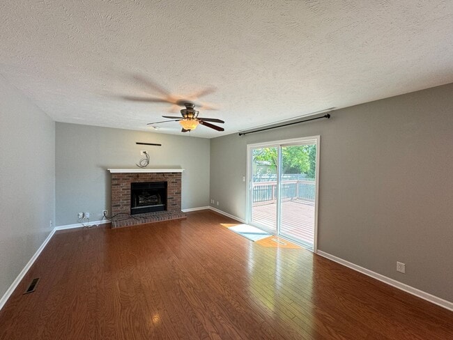 Building Photo - Immaculate 4 bed home in Bloomington