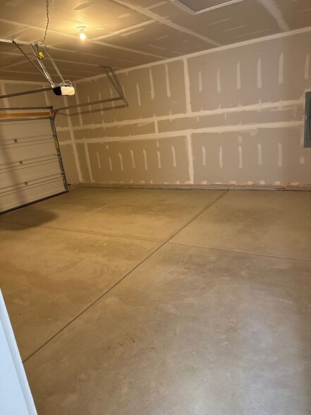 Building Photo - 7603 Honeysuckle Ln