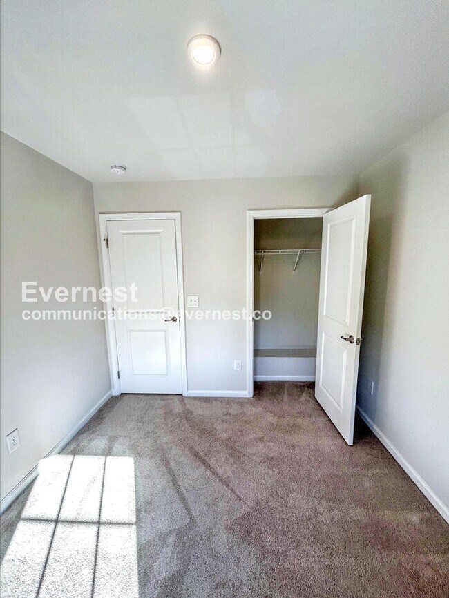 Building Photo - 4 Bed/3.5 Bath Townhome with Garage / Pet-...