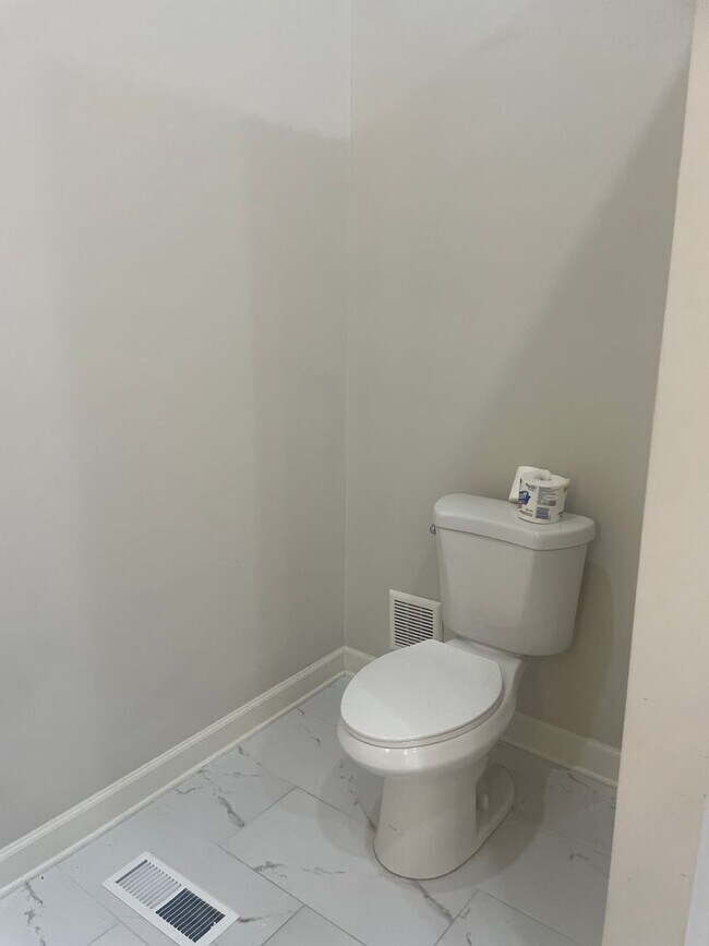 Building Photo - Knoxville 37918 - 2 bedroom, 2.5 bath Townhome - Contact Lisa Vineyard & Shannon Russell (865) 21...