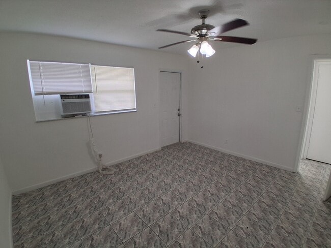 Building Photo - 4130 SW 24th Ct