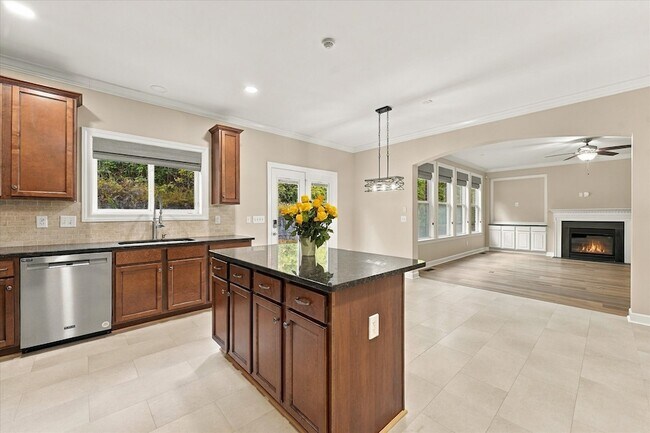 Building Photo - 1414 Chantilly Ln