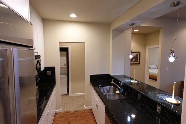 Building Photo - 914 Main St