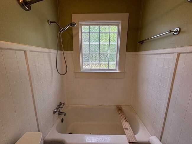 Building Photo - Charming 2 Bedroom 1 Bath House