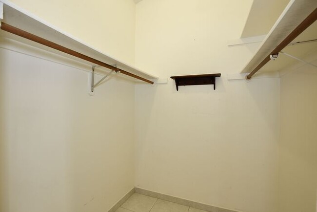 Building Photo - Beautiful 3/2 Spacious Home with a 2 Car G...