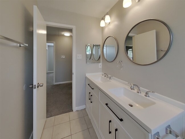 Building Photo - 14907 Englebrook Dr