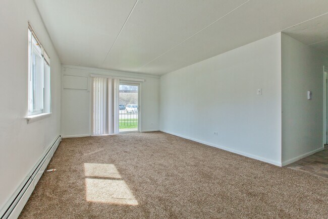 Building Photo - 10 W 137th ST Riverdale, IL 60827