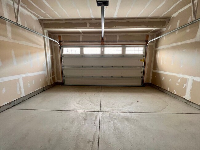 Building Photo - Stunning 3 bedroom, 2.5 bathroom End unit ...