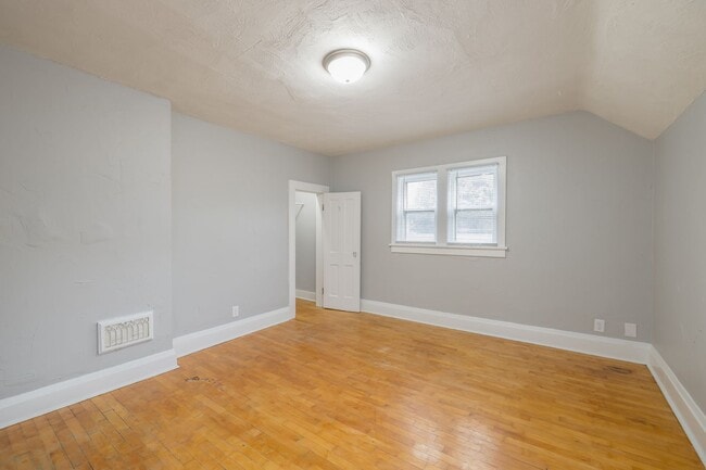 Building Photo - 162 7th St