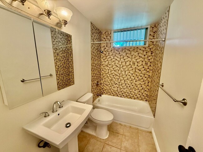 Building Photo - Waikalani Woodlands 2BD/1BA/2PK