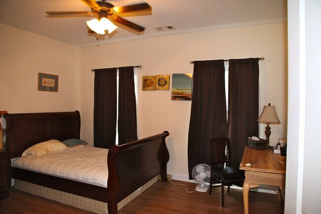 Building Photo - 4 Paradise Cv
