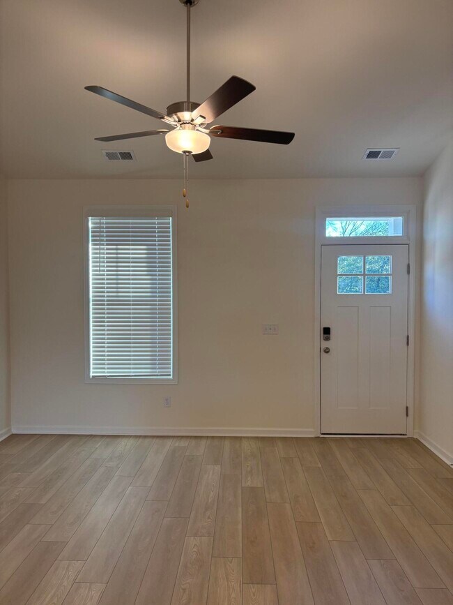 Building Photo - 370 Acorn St