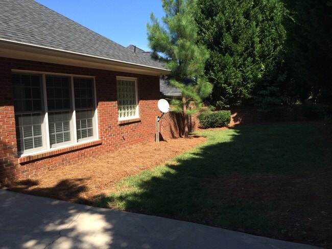 Building Photo - AVAILABLE TO SHOW!!!