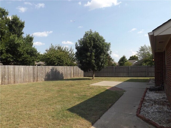 Building Photo - 2837 Astor Dr