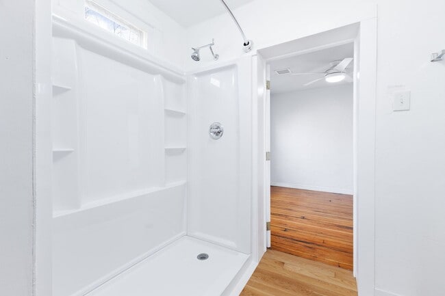 Building Photo - Adorable home on over-sized lot!