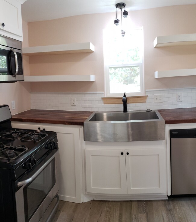 Kitchen - 14254 Daniels Rd