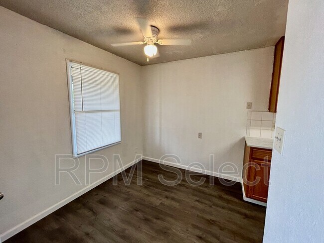 Building Photo - 164 Rounds St