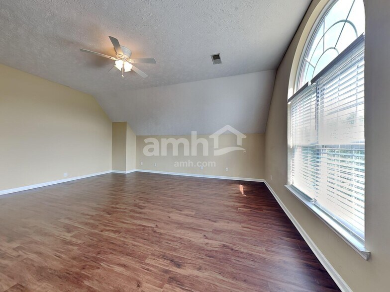 Building Photo - 717 Veneta View Dr